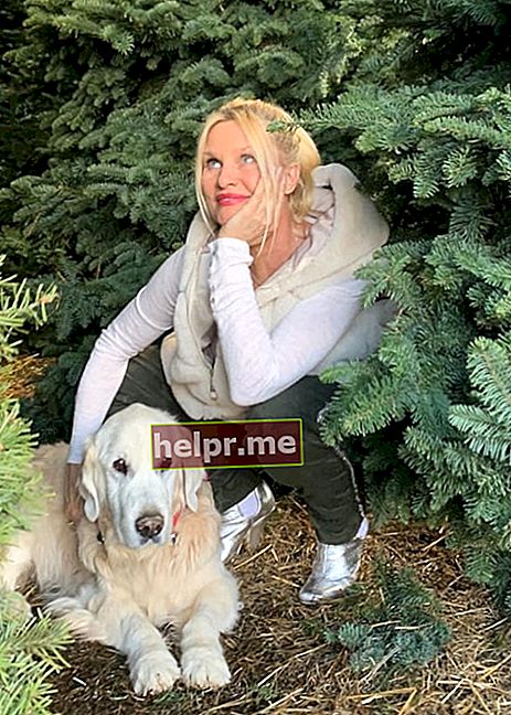 Nicollette Sheridan cu câinele ei de companie, așa cum s-a văzut în decembrie 2019