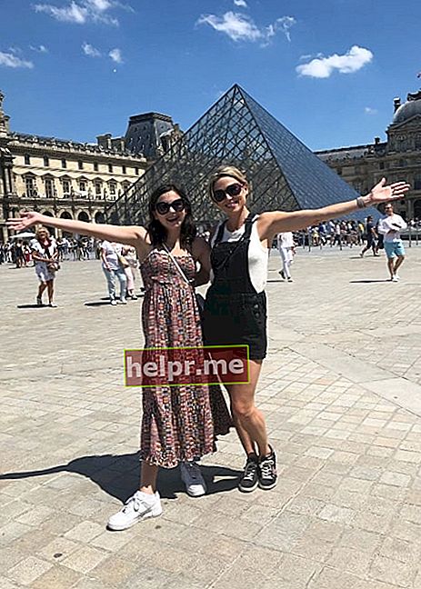 Amy Robach (derecha) como se ve mientras posa para una foto con Annalise Mcintosh en el Musée du Louvre en París, Francia, en junio de 2019.