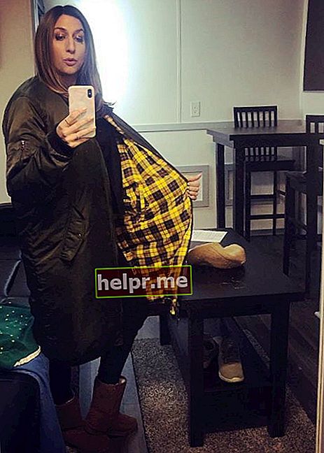 Chelsea Peretti en una selfie en espejo de Instagram en abril de 2019