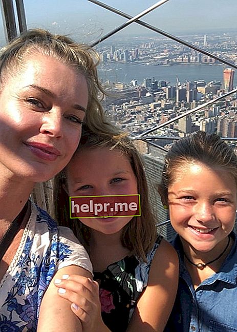 Rebecca Romijn en una selfie con sus hijas en agosto de 2018