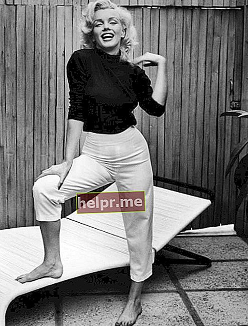 Marilyn Monroe posa para uma sessão de fotos de modelagem