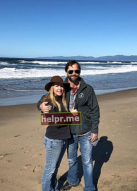 Renee O'Connor como se ve en una foto con su novio Jed Sura en Manhattan Beach, California en febrero de 2019