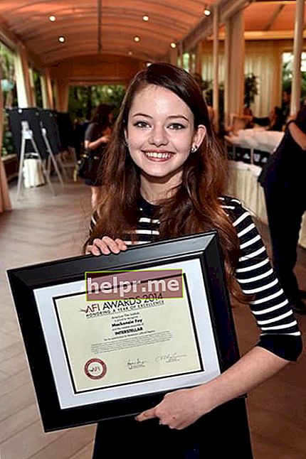 Mackenzie Foy muestra su certificado recibido por 'Interstellar' en los 15th Annual AFI Awards en 2014