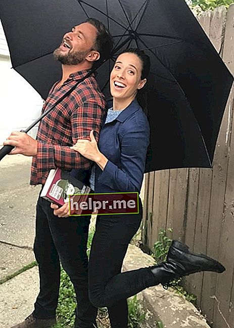 Marina Squerciati divirtiéndose con su coprotagonista Patrick Flueger bajo un paraguas en agosto de 2019