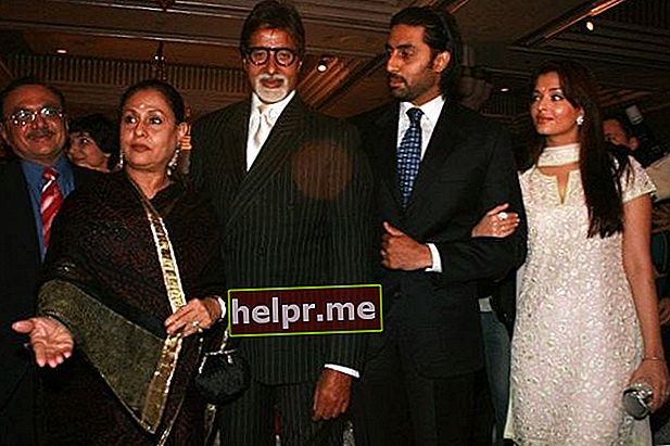 Jaya Bachchan como se ve con Amitabh Bachchan, Abhishek Bachchan y Aishwarya Rai