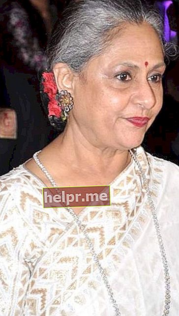 Jaya Bachchan vista en la exhibición de arte Seventy Art por el cumpleaños de su esposo