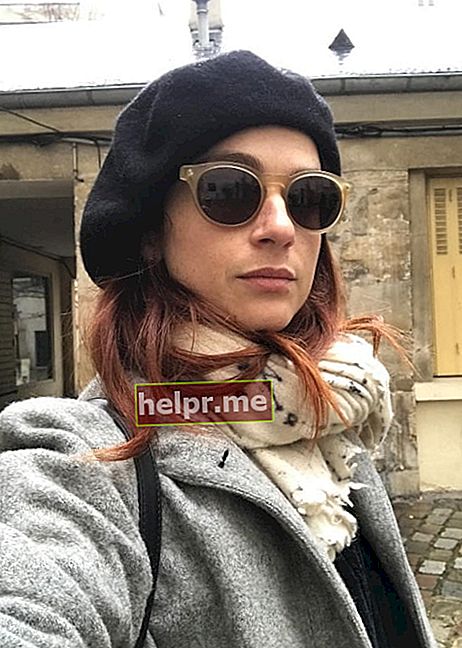 Aya Cash en diciembre de 2017 compartiendo su selfie con la boina que compró como turista en París.
