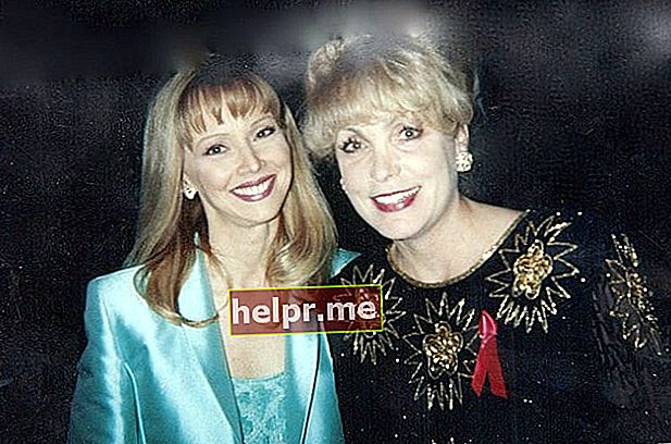 Shelley Long (stânga) și Terrie Frankel la Cable Ace Awards din 1996