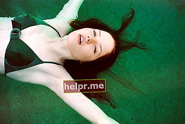Ellie Bamber în bikini verde smarald în timpul unei sesiuni de fotografii a revistei i-D de către fotograful Angelo Pennetta în aprilie 2015