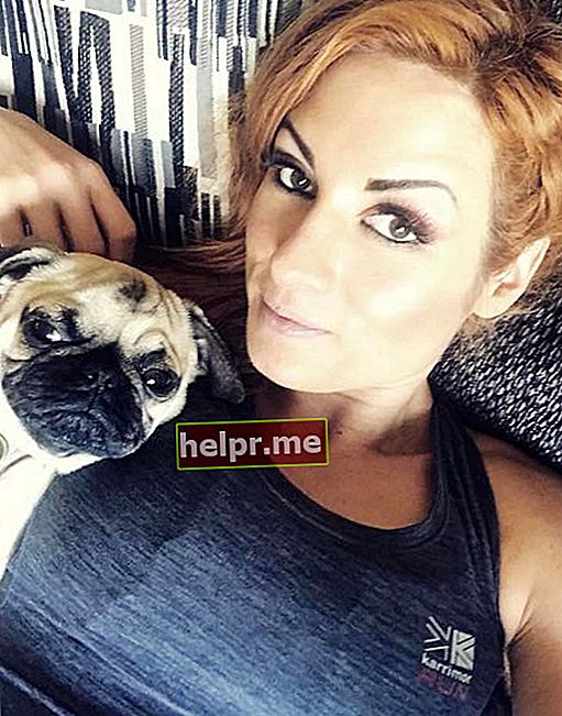 Becky Lynch con su perro pug Studley Money visto en enero de 2018