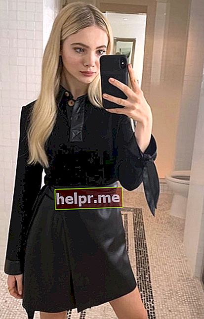 Freya Allan este văzută în timp ce făcea un selfie în oglindă în Los Angeles, California, Statele Unite în decembrie 2019