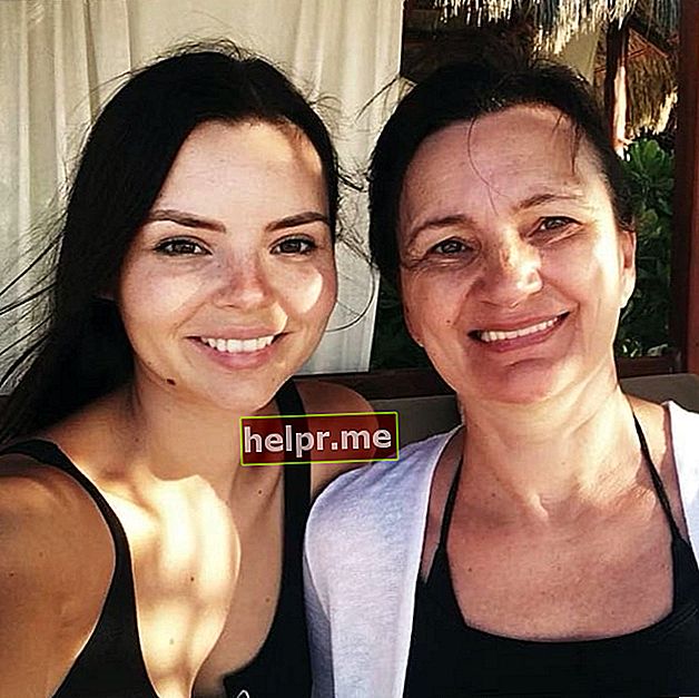 Eline Powell como se ve en una selfie con su madre que se tomó en mayo de 2019