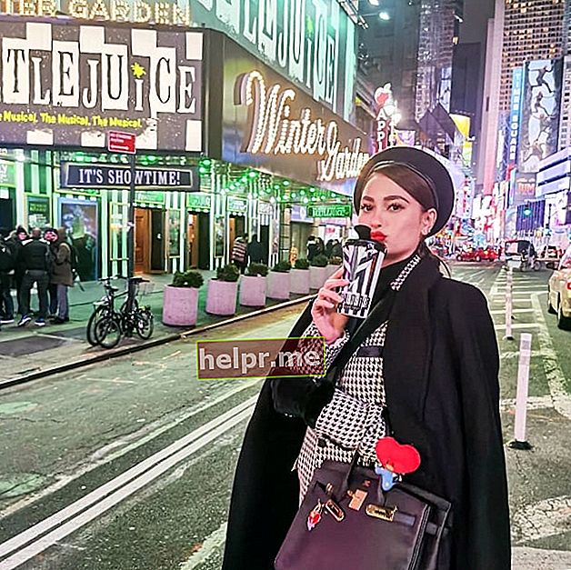 Arci Muñoz como se ve en una foto tomada en Times Square en la ciudad de Nueva York, Nueva York en diciembre de 2019