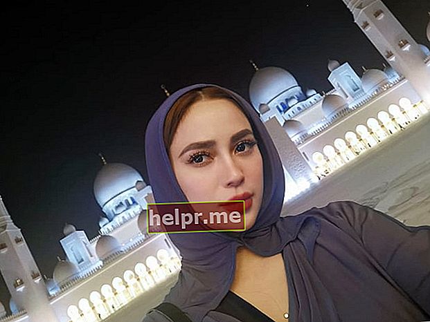 Arci Muñoz como se ve mientras se toma una selfie en la mezquita Sheikh Zayed en Abu Dhabi, Emiratos Árabes Unidos en noviembre de 2019