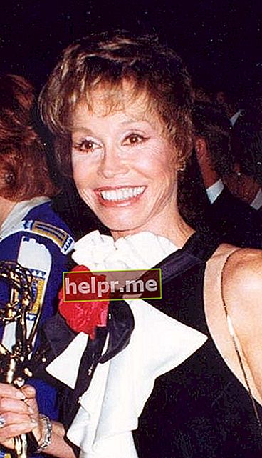 Mary Tyler Moore como se ve sosteniendo su premio Emmy en 1993