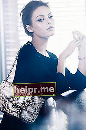 Mila Kunis este susținută de Dior în 2012
