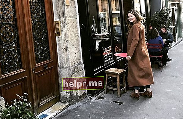 Meghann Fahy pozând la Paris