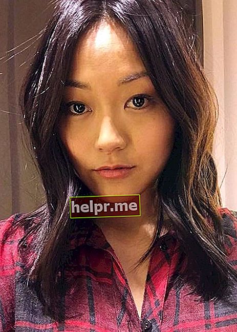 Karen Fukuhara mostrant el seu nou color de cabell en una selfie del novembre de 2016