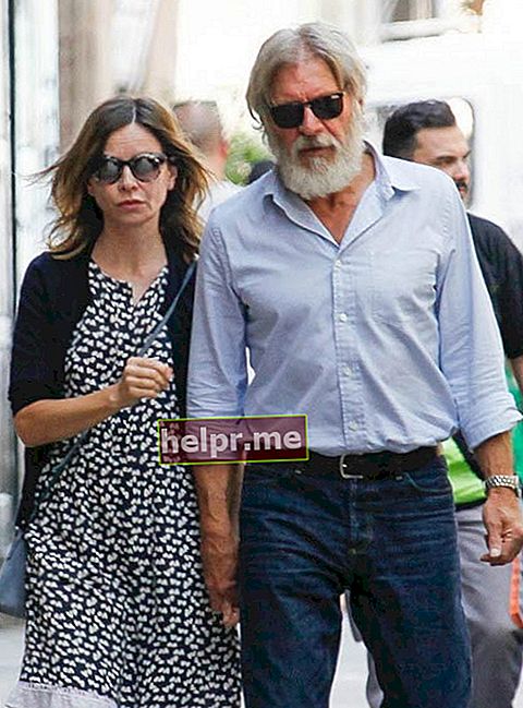 كاليستا فلوكهارت وزوجها هاريسون فورد في إجازة في برشلونة ، إسبانيا في يوليو 2016