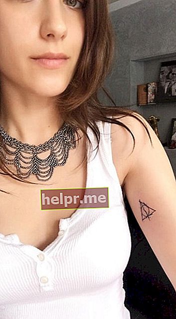Hazal Kaya își arată tatuajul pe braț într-un selfie în iulie 2017
