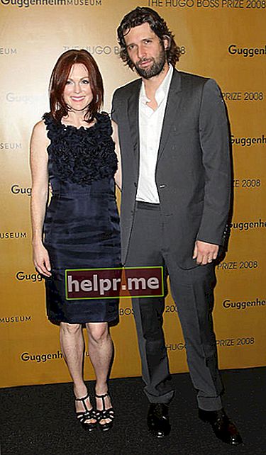 Julianne Moore și Bart Freundlich ajung la Premiul Hugo Boss 2008 la Muzeul Solomon R. Guggenheim.