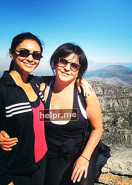 Nazanina Boniadi, kas 2014. gada augustā bija redzama, baudot Keiptaunas apmeklējumu un kopā ar māti pozējot pie Galda kalna Dienvidāfrikā.