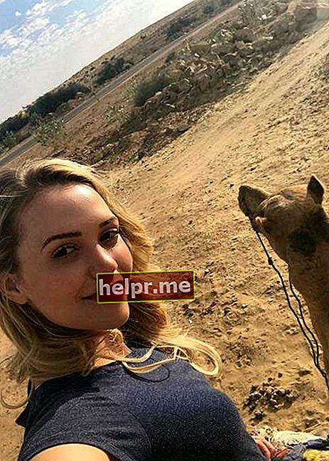 Mia Malkova într-un selfie în timpul Camel Safari din decembrie 2017