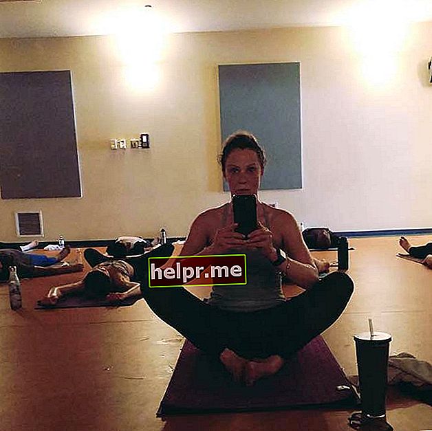 Selfie de antrenament Lauren Holly - în timp ce făcea Bikram yoga în mai 2019