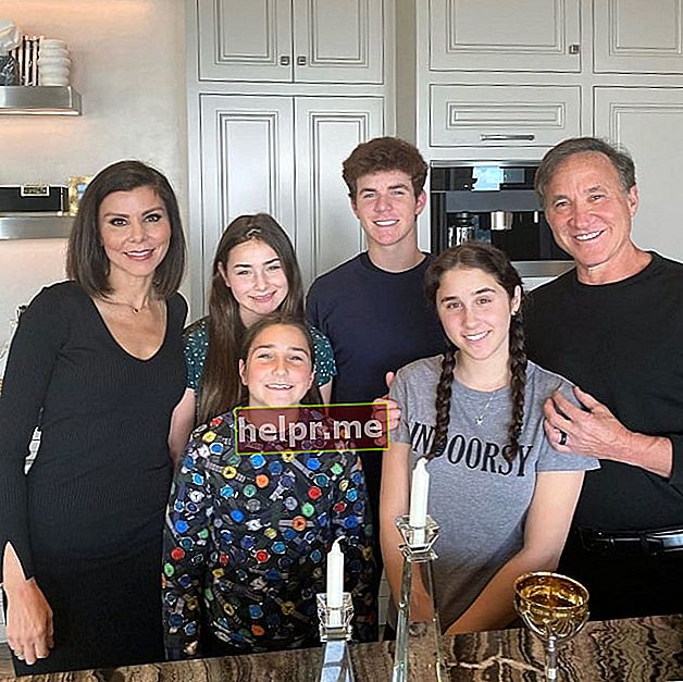 هيذر دوبرو كما تظهر في صورة مع ابنها نيكولاس وبناتها ماكسيميليا وكاترينا وكوليت ، مع زوجها تيري دوبرو أبريل 2020