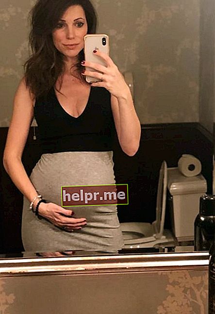 जनवरी 2019 में मेफ्लावर इन में मिरर सेल्फी में अपना बेबी बंप दिखाते हुए कोर्टनी हेंगेलर