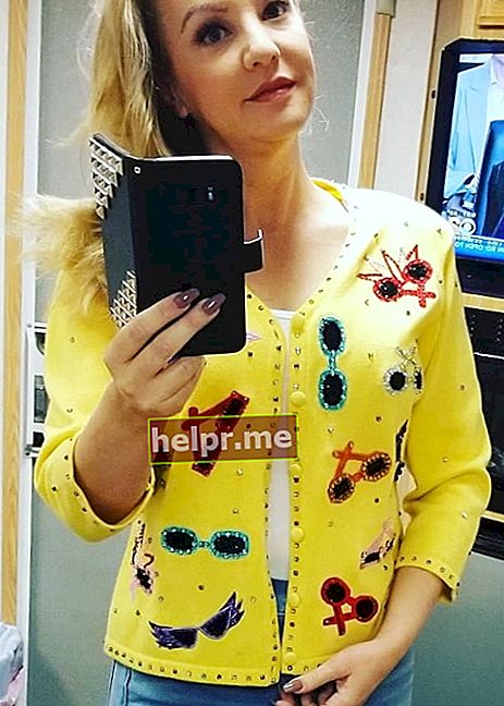 Wendi McLendon-Covey em uma selfie no espelho em setembro de 2018