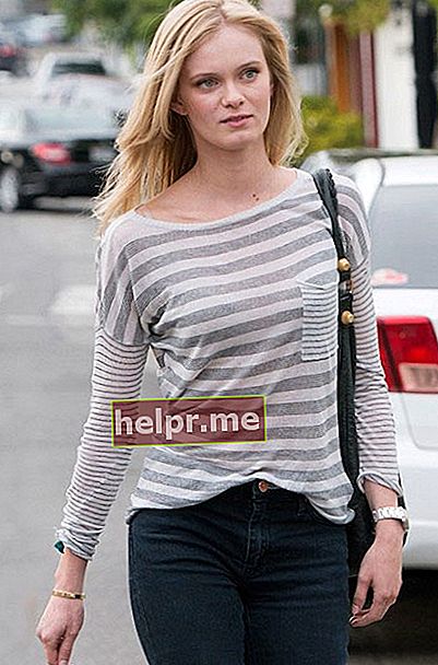 Sara Paxton părăsește salonul Ken Paves din Los Angeles