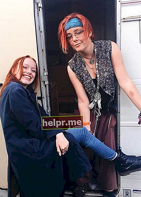 Amybeth McNulty (kairėje) pozuoja nuotraukoje kartu su Daisy Bazeley Airijoje 2019 m. spalį