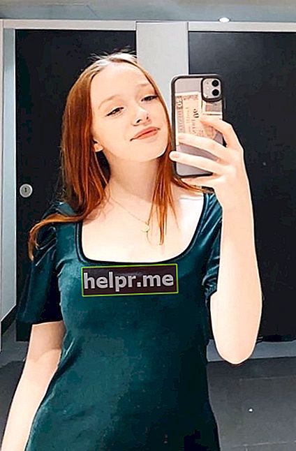 Amybeth McNulty como vista tirando uma selfie no espelho em dezembro de 2019