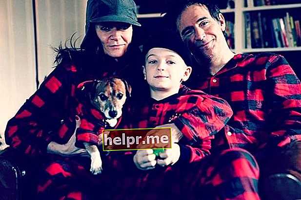 Michelle vista con su esposo Jack Davenport, su hijo Harry y su perro Frank en enero de 2019