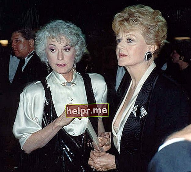 बी आर्थर (बाएं) जैसा कि 41वें एमी अवार्ड्स में एंजेला लैंसबरी के साथ एक तस्वीर में देखा गया है