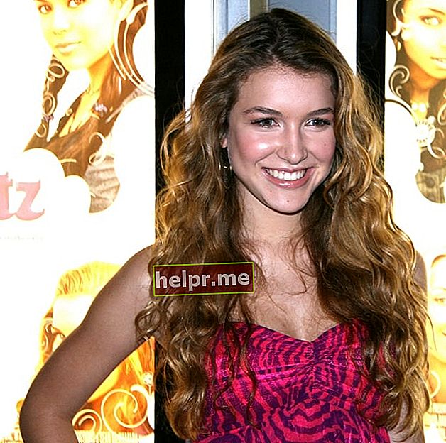 Nathalia Ramos sonriendo para la cámara en el estreno canadiense de 'Bratz' en Toronto, Ontario, Canadá en julio de 2007