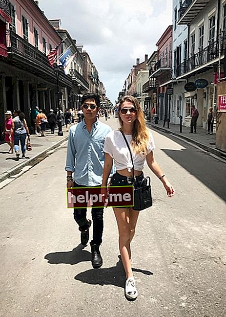 Nathalia Ramos y Derek An como se ven mientras pasean por el Barrio Francés de Nueva Orleans, Luisiana, Estados Unidos en mayo de 2017