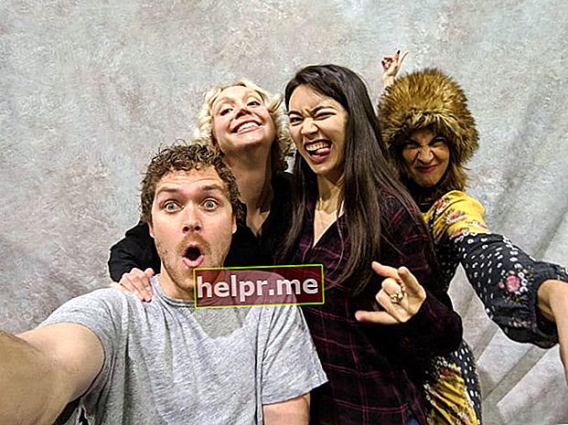 Jessica Henwick într-un selfie cu distribuția Game of Thrones, așa cum s-a văzut în noiembrie 2018