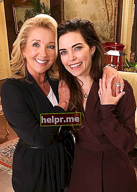 Melody Thomas Scott (Stânga) văzută în timp ce zâmbea pentru o imagine alături de Amelia Heinle la CBS Television City