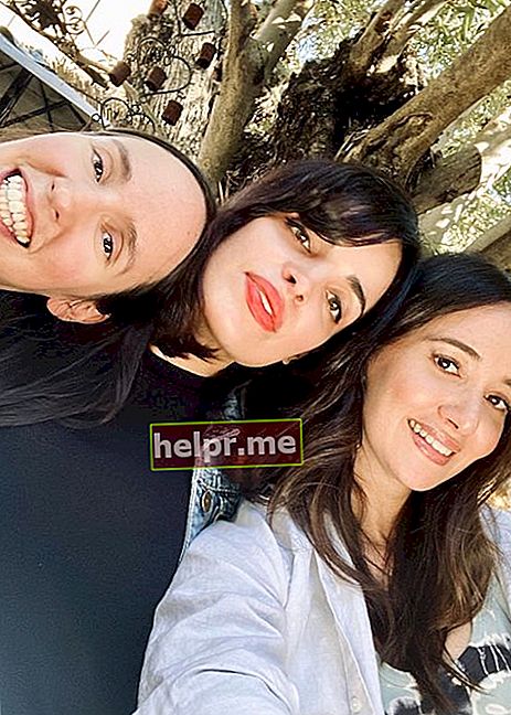 سارة ملكول لين مع والدتها وصديقاتها في نوفمبر 2019