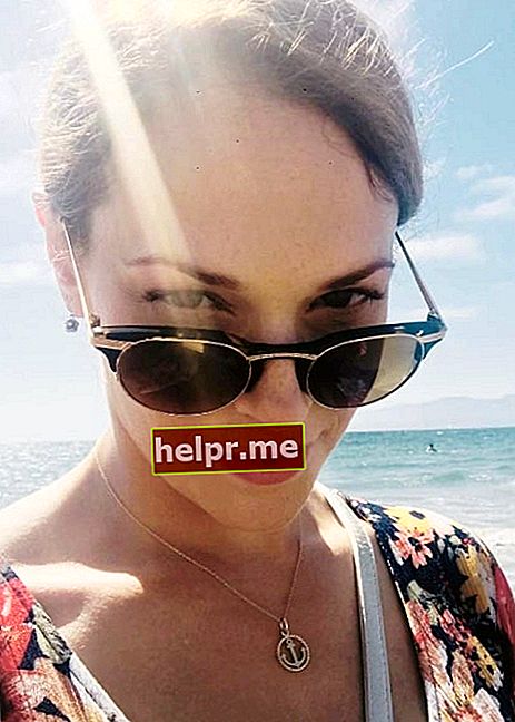 Amanda Righetti într-un selfie pe plajă în iulie 2018