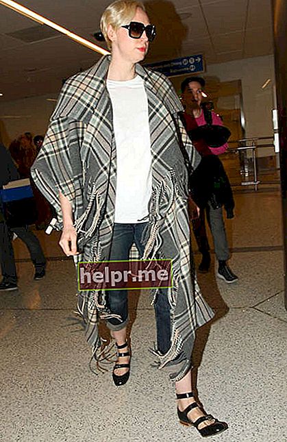 Gwendoline Christie llegando al aeropuerto LAX en diciembre de 2015