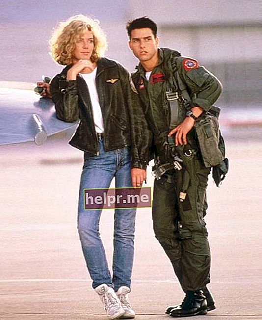 Kelly McGillis junto al legendario actor Tom Cruise en una foto tomada durante el rodaje de Top Gun (1986)