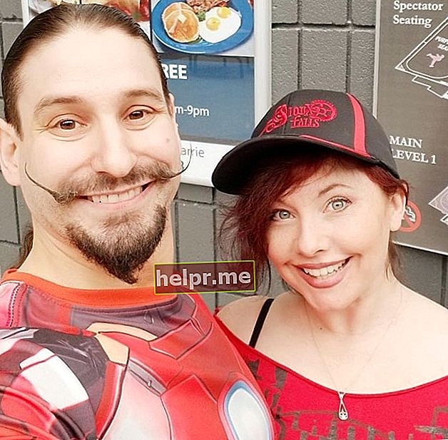 Alyson Court într-un selfie în timp ce stătea cu un prieten în mai 2018
