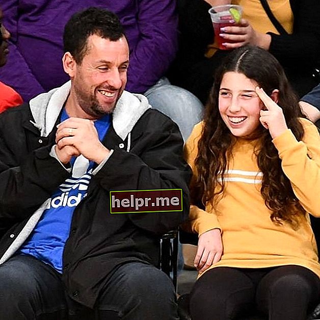 Adamas Sandleris nuotraukoje, darytoje su jo dukra Sadie Sandler krepšinio rungtynėse Staples centre