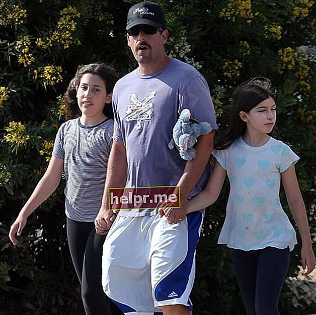 Sadie Sandler, kaip matyti nuotraukoje, darytoje su jos jaunesne seserimi Sunny ir tėvu Adamu Sandleriu 2018 m. Malibu Chili Cook Off.