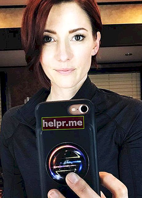 Chiler Leigh smaida selfijā, kas uzņemts 2017. gada novembrī