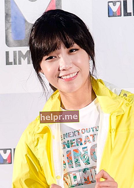 Jung Eun-ji como se ve mientras sonríe en una foto en M Limited firma de fans en junio de 2014