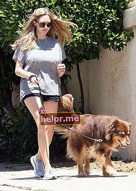 Amanda Seyfried su šortais vedžiojo savo šunį 2017 m. gegužę